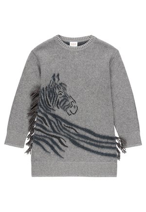 Suéter gris de manga larga con un diseño de cabeza y rayas de cebra negras, con detalles de flecos que se extienden desde la melena y las rayas de la cebra.