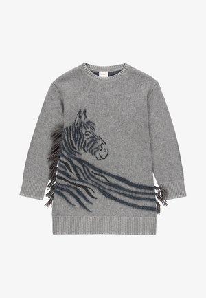 Suéter gris de manga larga con un diseño de cabeza y rayas de cebra negras, con detalles de flecos que se extienden desde la melena y las rayas de la cebra.