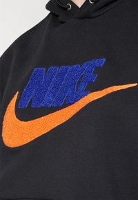 Nike Sportswear M NK CLUB BB PO CHNL FTRA - Felpa con cappuccio - black/deep royal blue/safety orange