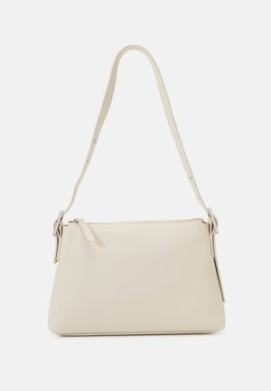 Beige Lederschultertasche mit einem schmalen verstellbaren Riemen und Reißverschlussverschluss auf weißem Hintergrund.