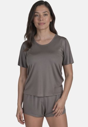 Krótki rękaw, jasnobrązowy zestaw piżamowy wykonany z miękkiej, gładkiej tkaniny. T-shirt ma okrągły dekolt; szorty mają elastyczny pas.