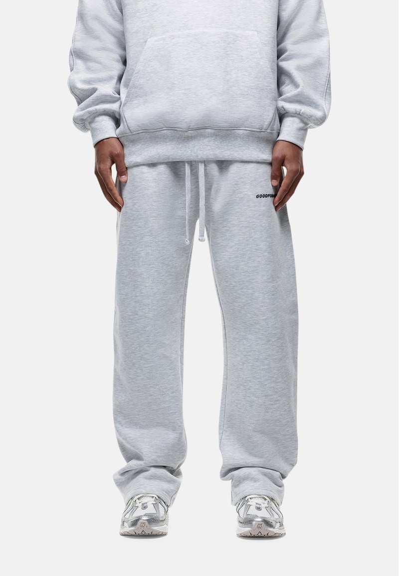 Grijze hoodie met een voorzak en bijpassende grijze sweatpants met een elastische tailleband. Bevat een klein logo op de broek.