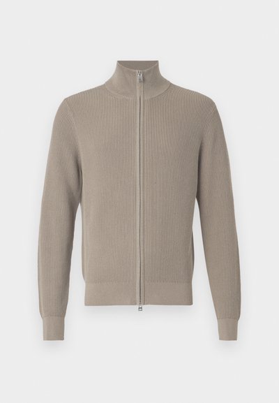 Μπεζ πλεκτό πουλόβερ με ψηλό γιακά και φερμουάρ μπροστά. Διαθέτει μακριά μανίκια και υφή, κατάλληλο για στρώσεις.