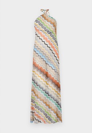 Robe longue dos nu avec motif zigzag diagonal multicolore dans des tons beige, orange, bleu, vert, jaune, noir et blanc.