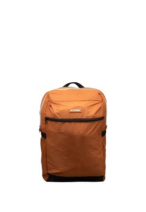 Zaino in nylon arancione con zip superiore, tasca frontale con zip e dettagli neri. Caratterizza un design resistente con un pannello posteriore imbottito.