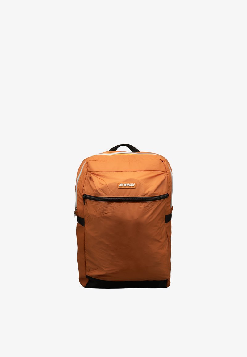 Zaino in nylon arancione con zip superiore, tasca frontale con zip e dettagli neri. Caratterizza un design resistente con un pannello posteriore imbottito.