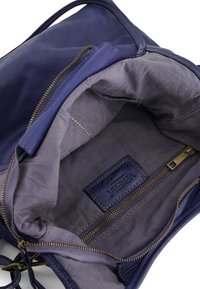 Marineblauwe leren handtas met een gladde buitenkant en goudkleurige hardware. Het gevoerde interieur beschikt over een ritsvak en een merketiket.
