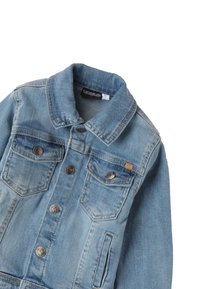 Chaqueta de denim azul claro con un collar clásico, cinco bolsillos frontales, botones metálicos y un pequeño parche con logo en el bolsillo del pecho.
