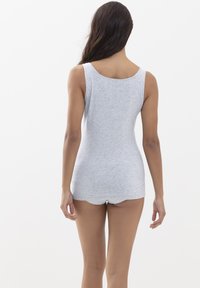 Body grigio senza maniche con scollatura rotonda, design aderente, materiale di cotone liscio e taglio sul retro all'altezza del fondoschiena.