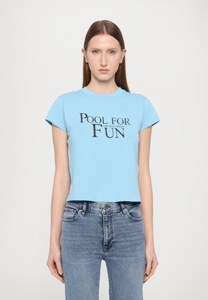T-shirt cropped en coton bleu clair avec le texte "POOL FOR FUN" en noir. Manches courtes et col rond.