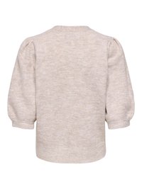 Gaiši bēšs adīts džemperis ar pūderveida trīs ceturtdaļas garuma piedurknēm un ribotām aprocēm un apakšu, redzams no aizmugures.