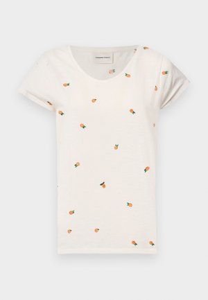 Witte katoenen t-shirt met een v-hals, korte mouwen en verspreide oranje bloem borduursels met groene bladeren. Vlotte textuur, casual ontwerp.
