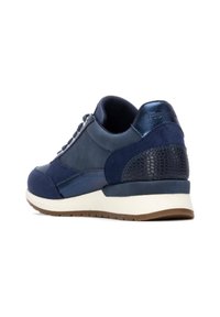 Zapatilla azul marino con materiales mixtos, que cuenta con cuero liso, acentos de ante y un talón texturizado. Suela blanca y marrón claro.