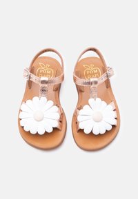 Παιδικά δερμάτινα σανδάλια με διακοσμήσεις λευκής μαργαρίτας και μεταλλικούς ιμάντες αστραγάλου σε ροζ χρυσό, με πάτους επωνυμίας "Pom d'Api".