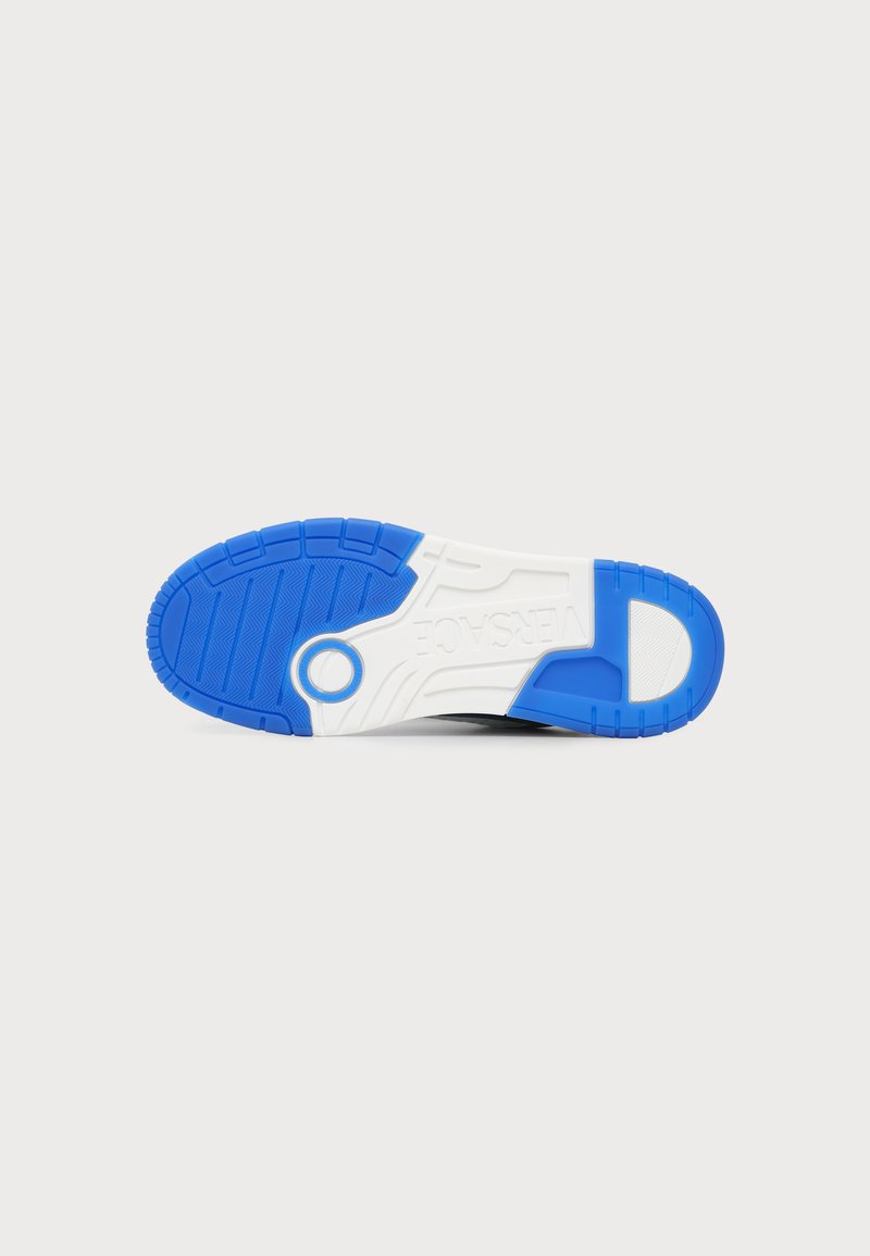 Blau-weiße Sneaker-Sohle mit strukturiertem Grip und kreisförmigem Muster, in der Mitte mit dem eingeprägten Wort VERSACE.