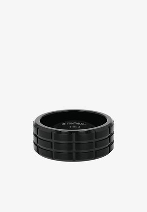 Zwarte roestvrijstalen ring met een gegroefd rasterpatroon en "TOM TAILOR STEEL α" gegraveerd aan de binnenkant.