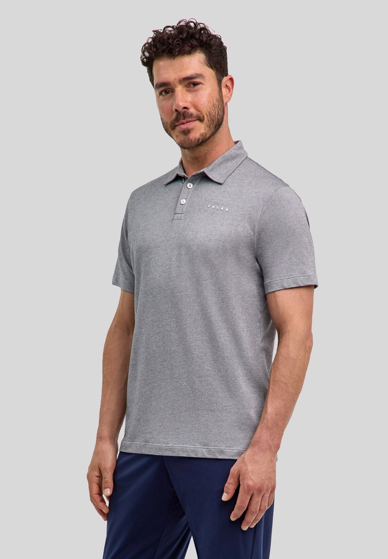 Graues Polohemd aus weichem Material, mit Kragen, drei Knöpfen und dezentem Branding auf der Brust. Kurzarm, bequeme Passform.
