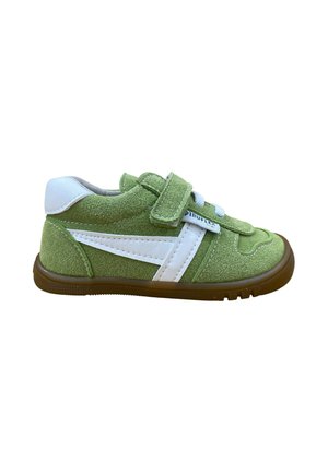 Zapatilla deportiva infantil de ante verde con rayas blancas, suela marrón y una tira de velcro etiquetada "Piruflex."