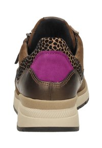Bruine sneaker met een panterprintpaneel, paarse suedeaccenten en gladde metallic secties. Beschikt over een lichte zool met een geribbeld ontwerp.