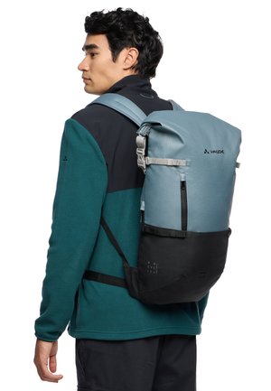 Der Rucksack verfügt über ein Roll-Top-Design in Hellblau mit grauen Akzenten, einem schwarzen unteren Abschnitt und verstellbaren Trägern. Strapazierfähiger, strukturierter Stoff.