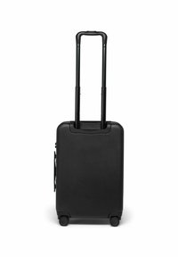 Valise rigide noire avec une poignée télescopique et quatre roues. Surface lisse, forme rectangulaire et poignée de transport latérale.