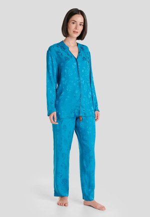 Conjunto de pijama turquesa hecho de una tela suave, con un patrón floral, camisa abotonada con cuello y pantalones rectos.