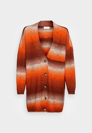 Dlouhý kardigan v odstínech oranžové a hnědé, s gradientním vzorem, zapínáním na knoflíky a žebrovanými rukávy. Měkká pletená textura.
