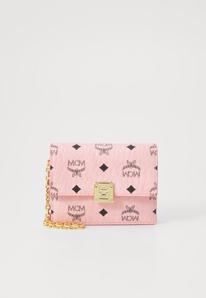 Carteira de couro rosa com alça de corrente, apresentando um padrão de diamantes e logótipos da MCM. Os acessórios em dourado realçam o design.