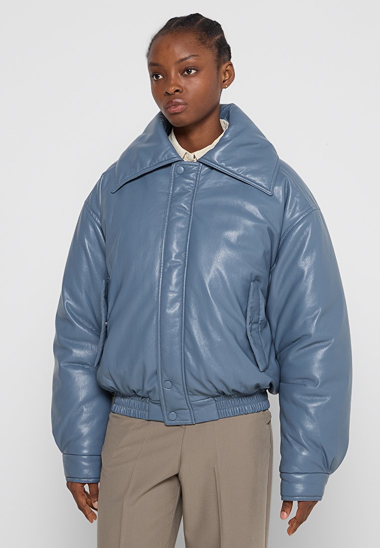 Nanushka Imitatieleren jas blauwgrijs Nanushka Imitatieleren jas blauwgrijs