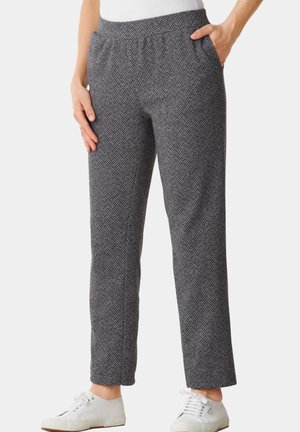 Hosen mit grauem Fischgrätmuster, einem dehnbaren Bund, seitlichen Taschen und geraden Beinen, kombiniert mit weißen Turnschuhen.