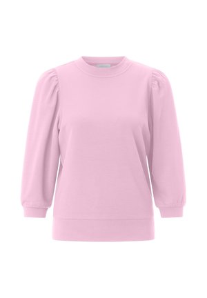 Hele roosa pika varrukaga pluus punnitäidistega õlgadega, ümmarguse kaelusega ja kitsendatud mansettidega, valgel taustal esitatud.