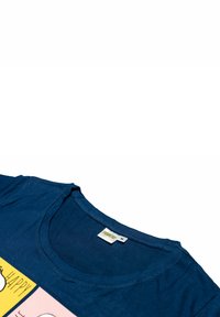 Maglietta blu navy con etichetta Peanuts, caratterizzata da pannelli di strisce a fumetti colorate e design del personaggio Snoopy sul davanti.