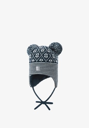Granatowa, dzianinowa czapka z białymi geometrycznymi wzorami, z dwoma puszystymi pomponami na górze, z uszami i wiązaniem do zabezpieczenia pod brodą.
