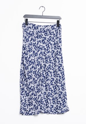 Marineblauwe bloemenrok met wit bloemenpatroon, gemaakt van lichtgewicht stof; heeft een vloeiend ontwerp en een brede tailleband.