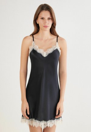 Černé saténové šaty na ramínka s krajkovými detaily na výstřihu a lemu, s nastavovacími ramínky a hladkou strukturou. Klasický, ženský design.