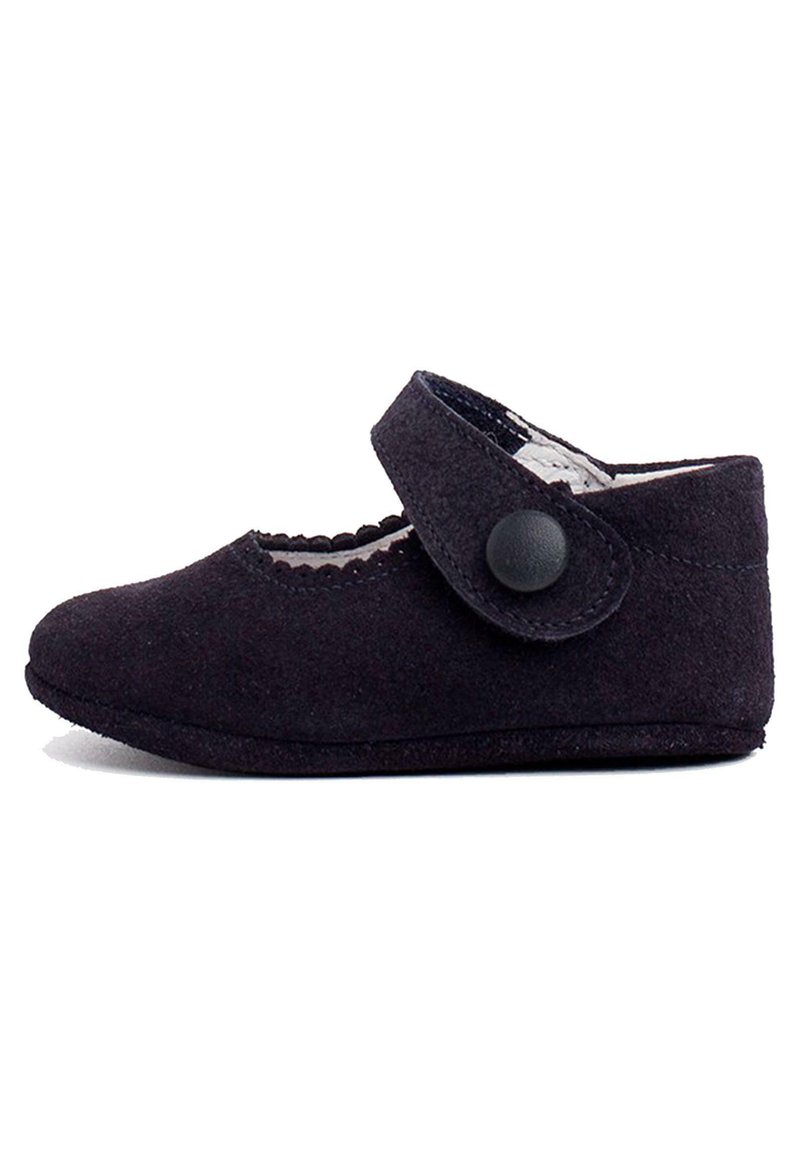 Scarpa Mary Jane in suede nera con bordi scallopati e chiusura a bottone rotondo nero. Progettata per il comfort con un interno morbido e suola piatta.