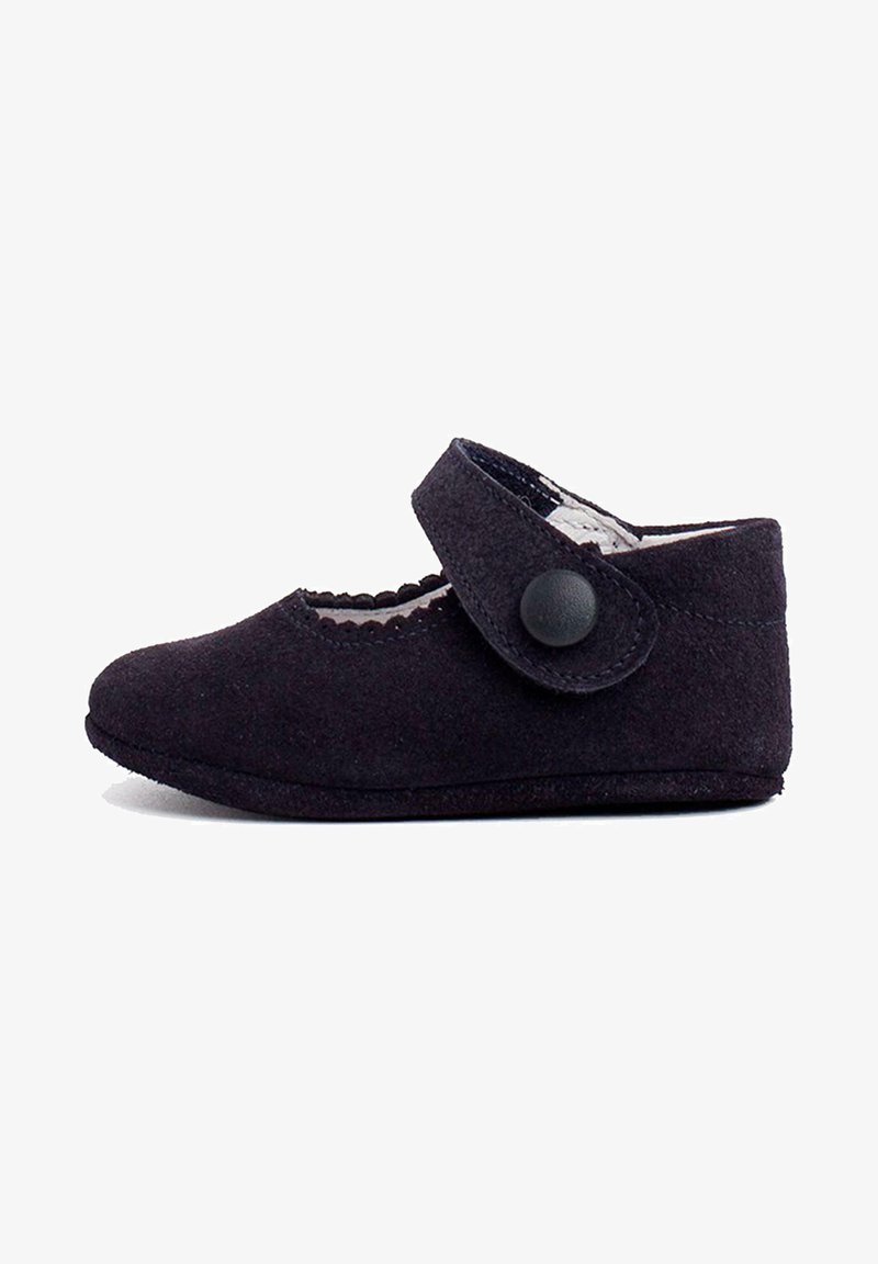 Zapato Mary Jane de ante negro con bordes festoneados y cierre de botón negro redondo. Diseñado para la comodidad con un interior suave y suela plana.