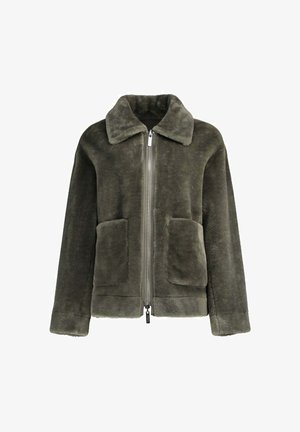 Giacca in pelliccia sintetica di colore verde scuro con colletto aperto, chiusura frontale con zip e due tasche a toppa frontali. Tessuto morbido e vestibilità rilassata.