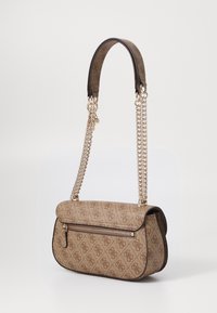 Ruskea kangaskassi, jossa on kuvioitu ulkopinta, kultaketjuolkaimet ja vetoketjullinen etutasku. Pehmeät reunat ja tukeva muoto.