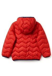 Chaqueta de plumas roja con un patrón de acolchado en forma de chevrón, capucha y acentos en azul marino en los puños y el dobladillo. Tejido suave y aislante.