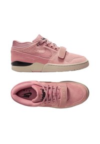 Růžové semišové tenisky s síťovinovými akcenty, s páskem přes šněrování, černou podrážkou a decentním logem na svršku.