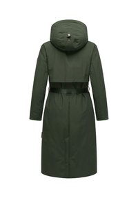 Parka lunga verde con cappuccio, vita cintrata e cintura. Realizzata in un materiale liscio e resistente all'acqua. Presenta una ventola sul retro e tasche laterali.