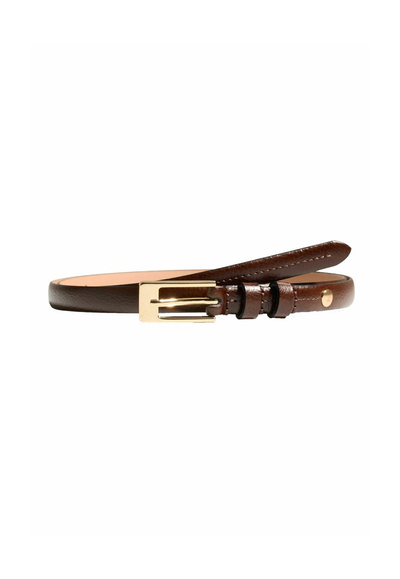 Ceinture fine en cuir marron foncé avec une petite boucle rectangulaire dorée et deux passants en cuir sur fond blanc.