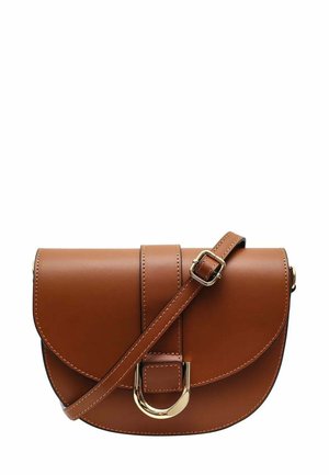 Sac à main en cuir marron avec un rabat incurvé, quincaillerie en or et bandoulière réglable. Présente des coutures visibles et un détail de boucle distinctif.