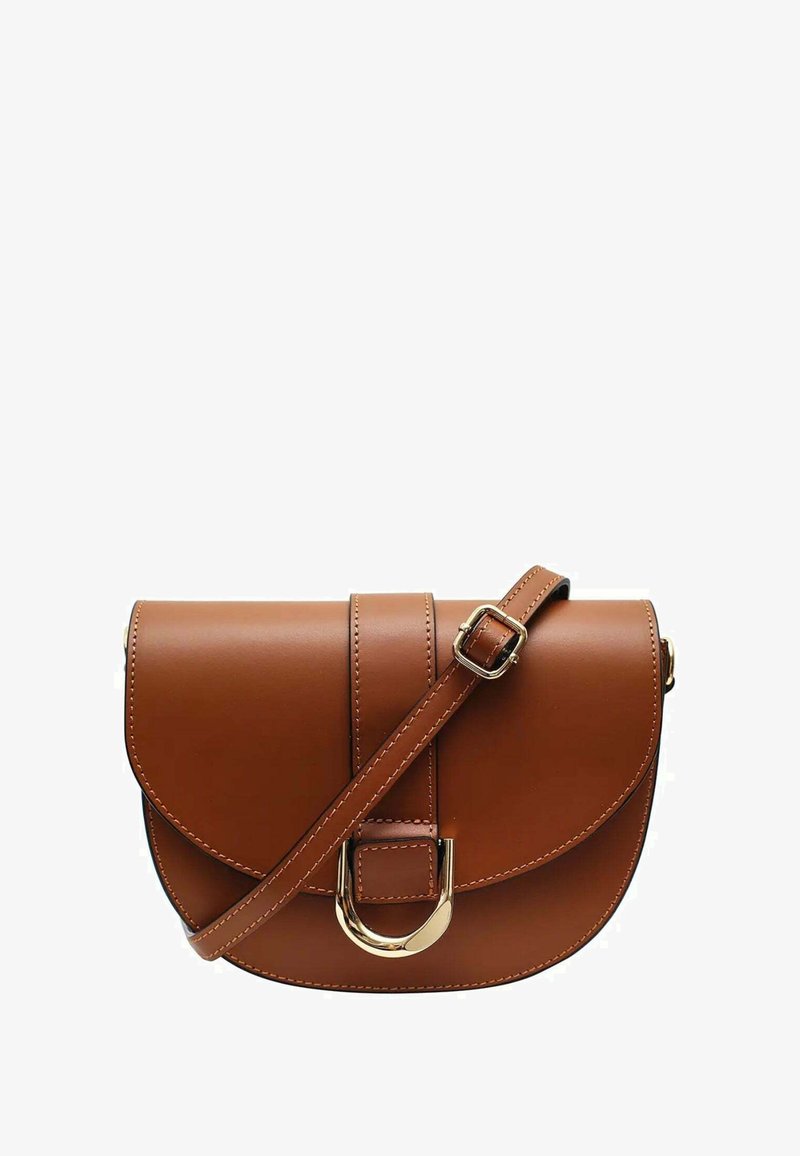 Sac à main en cuir marron avec un rabat incurvé, quincaillerie en or et bandoulière réglable. Présente des coutures visibles et un détail de boucle distinctif.