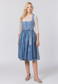 Bla dresses mit einem taillierten Oberteil mit Knöpfen, einem voluminösen Rock und einer satinartigen Taillenschnürung. Die Überlagerung umfasst Spitzenakzente an den Ärmeln.