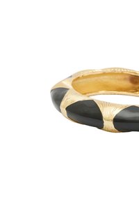 Musta hartsi rannekoru kultaisin koristein; siinä vuorottelevat kiiltävät ja teksturoidut osiot, kapea muoto ja sileä sisäpinta.