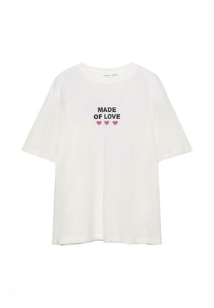 Weißes Baumwoll-T-Shirt mit kurzen Ärmeln, auf dem der Text "MADE OF LOVE" in Schwarz steht, begleitet von drei pinken Herz-Icons darunter.