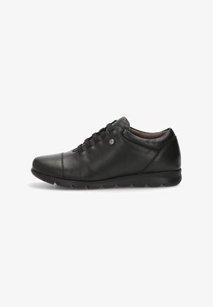 Zapato negro de cuero con un perfil bajo, puntera redonda, diseño de cordones y suela de goma con detalles de costura sutiles para añadir textura.