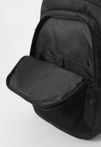 Oakley ESSENTIAL DAY PACK UNISEX - Sac à dos - blackout